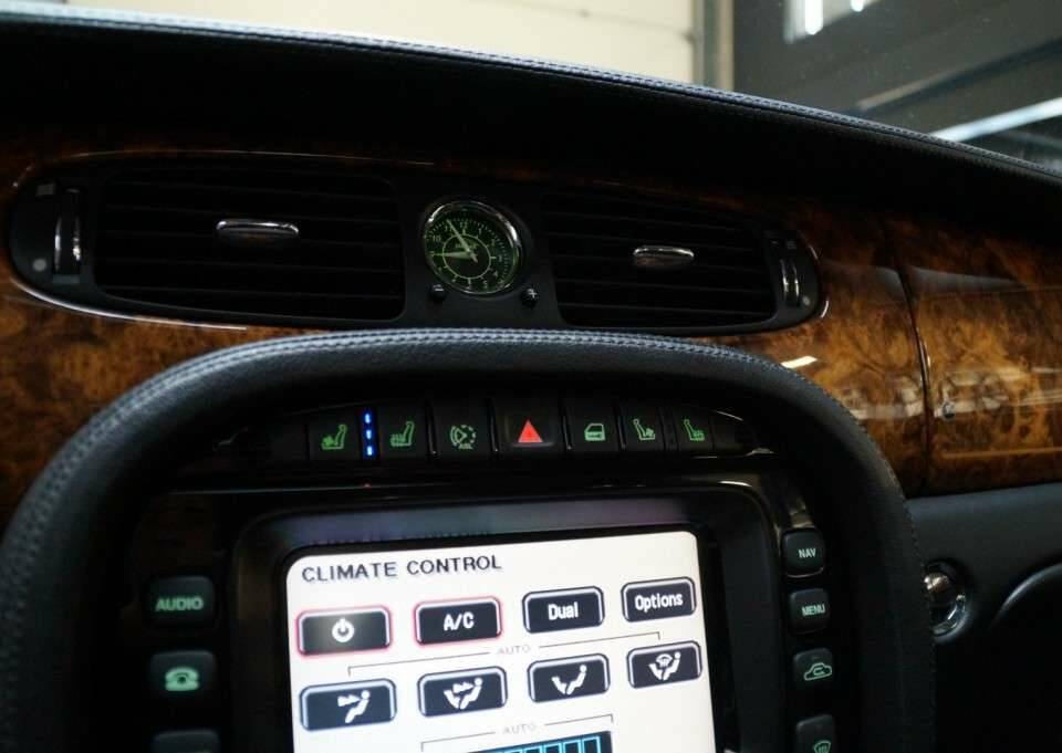 Image 47/50 of Jaguar XJ 8 4.2 (2007)