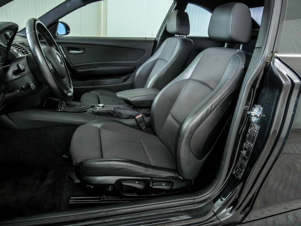 Image 24/50 of BMW 125i (2008)