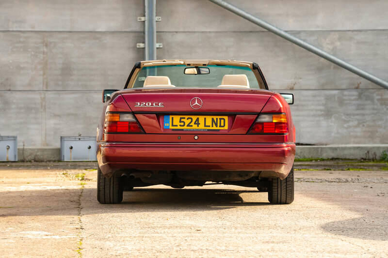 Image 7/50 de Mercedes-Benz E 320 (1994)