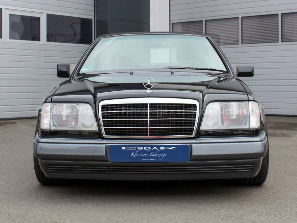 Image 23/33 of Mercedes-Benz E 200 (1994)