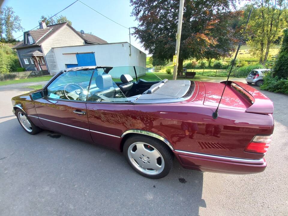 Immagine 3/10 di Mercedes-Benz E 220 &quot;Final Edition&quot; (1997)
