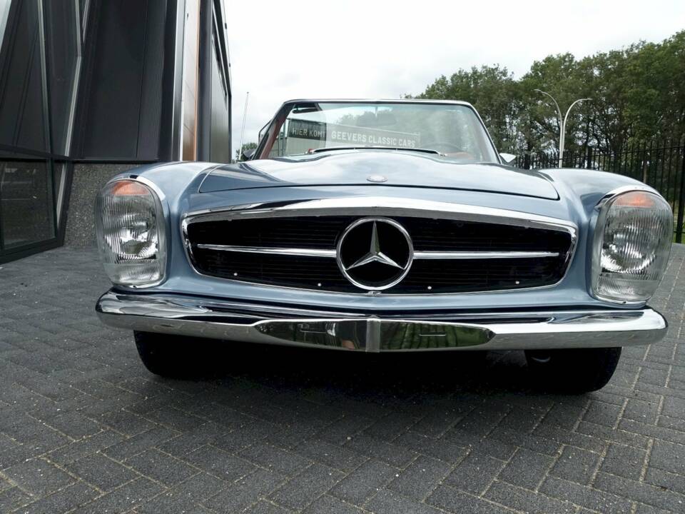 Afbeelding 2/36 van Mercedes-Benz 280 SL (1968)