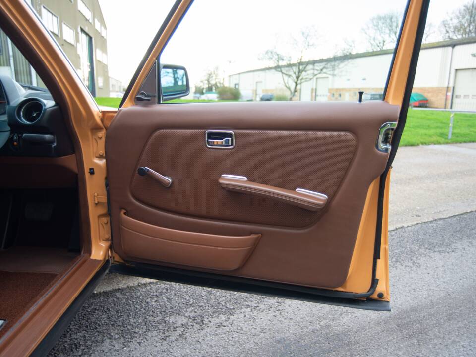 Image 18/32 of Mercedes-Benz 250 (1978)