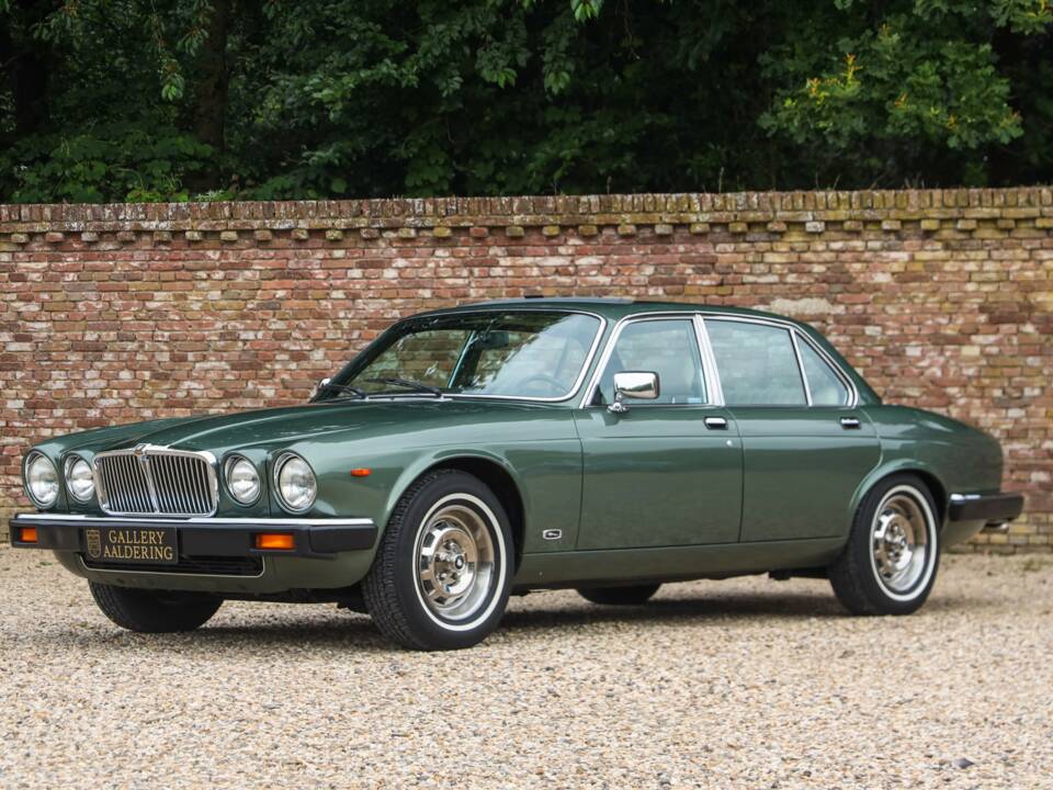 Image 24/50 of Jaguar XJ 6 4.2 (1985)