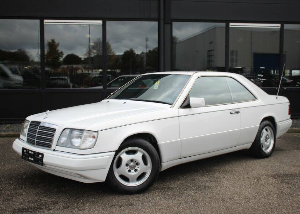 Bild 7/8 von Mercedes-Benz 220 CE (1993)