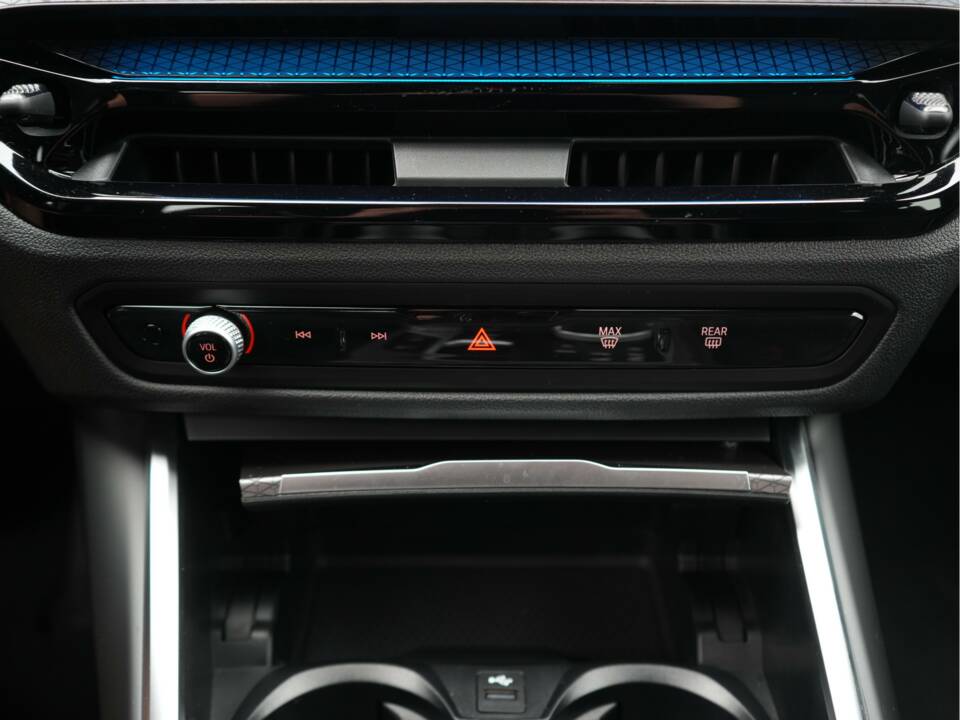 Image 41/50 of BMW 330i xDrive Touring (2025)