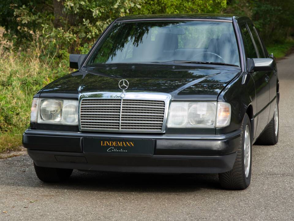 Image 2/63 of Mercedes-Benz 220 E (1993)
