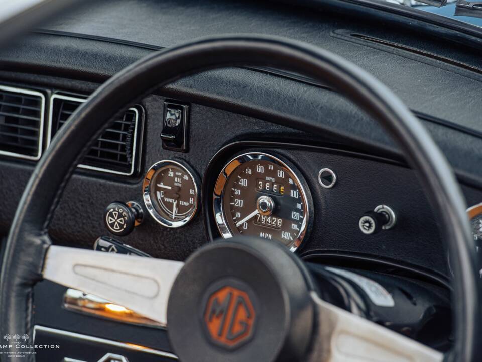 Image 13/40 of MG MGB GT V8 (1973)