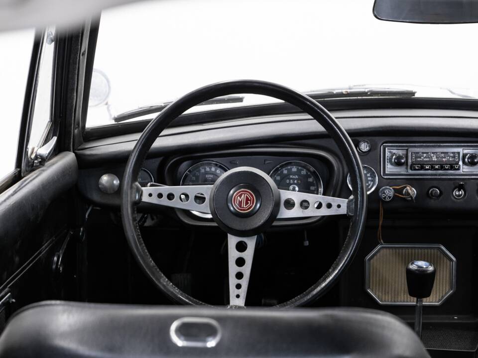 Bild 31/44 von MG MGB GT (1971)