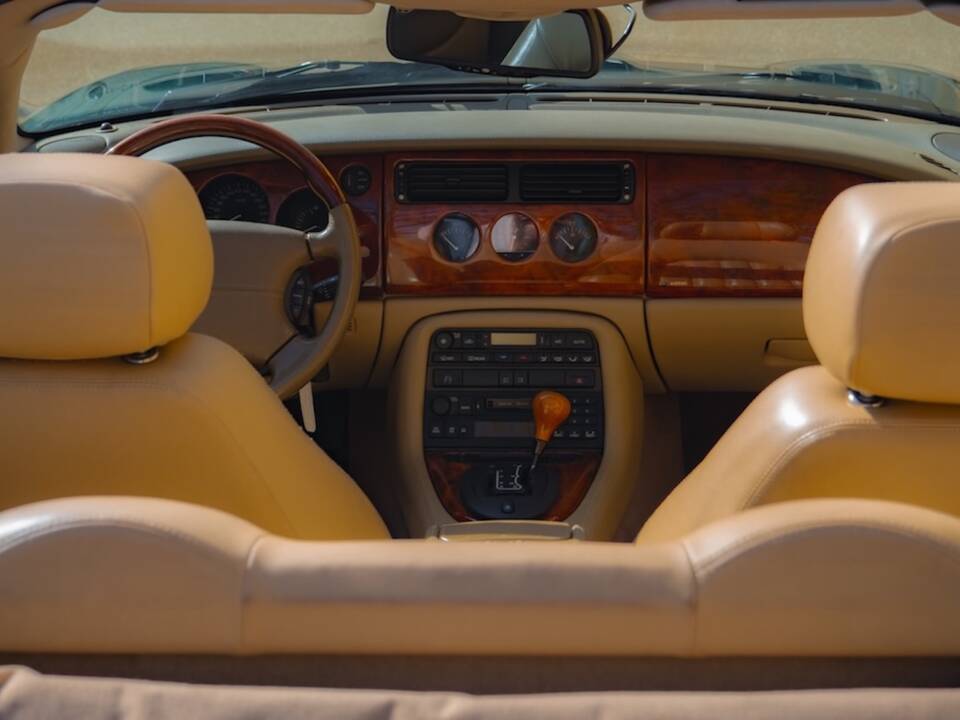 Image 32/49 de Jaguar XK8 4.2 (2003)