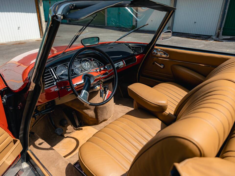 Image 24/56 of Citroën DS 21 Chapron (1967)