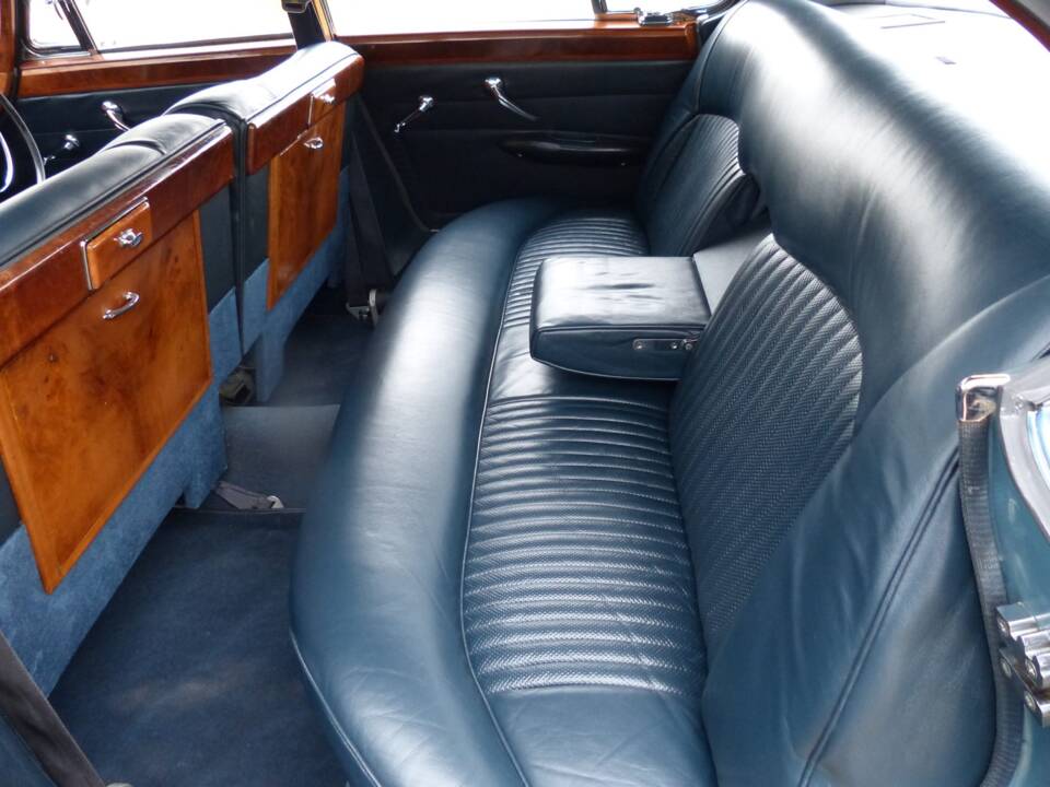 Image 13/16 of Jaguar 420 G (1969)