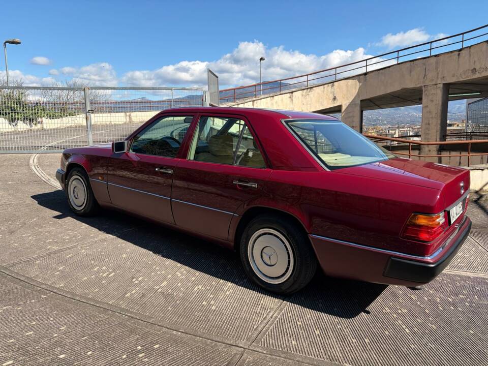 Image 7/50 of Mercedes-Benz E 200 (1993)