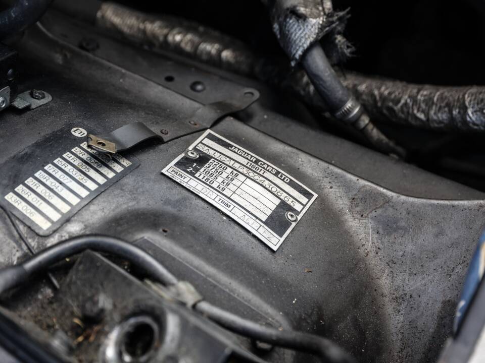 Bild 8/48 von Jaguar XJ 6 4.2 (1985)
