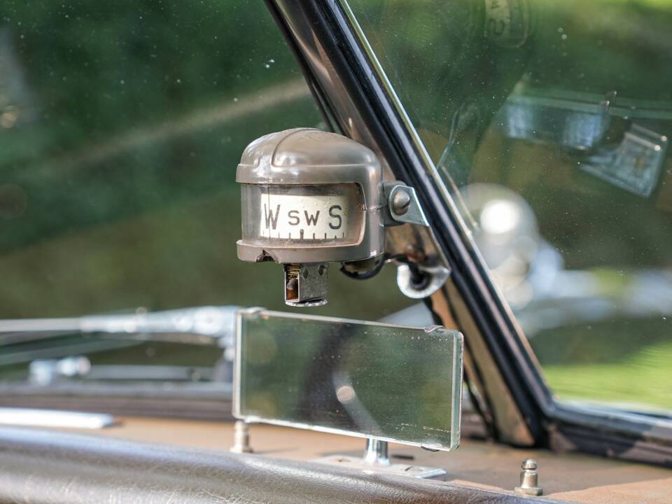 Image 46/50 of Jaguar XK 120 DHC (1953)