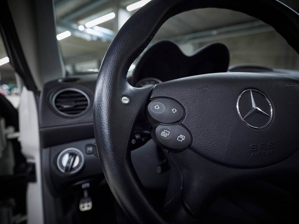Image 71/99 de Mercedes-Benz SL 55 AMG (2005)