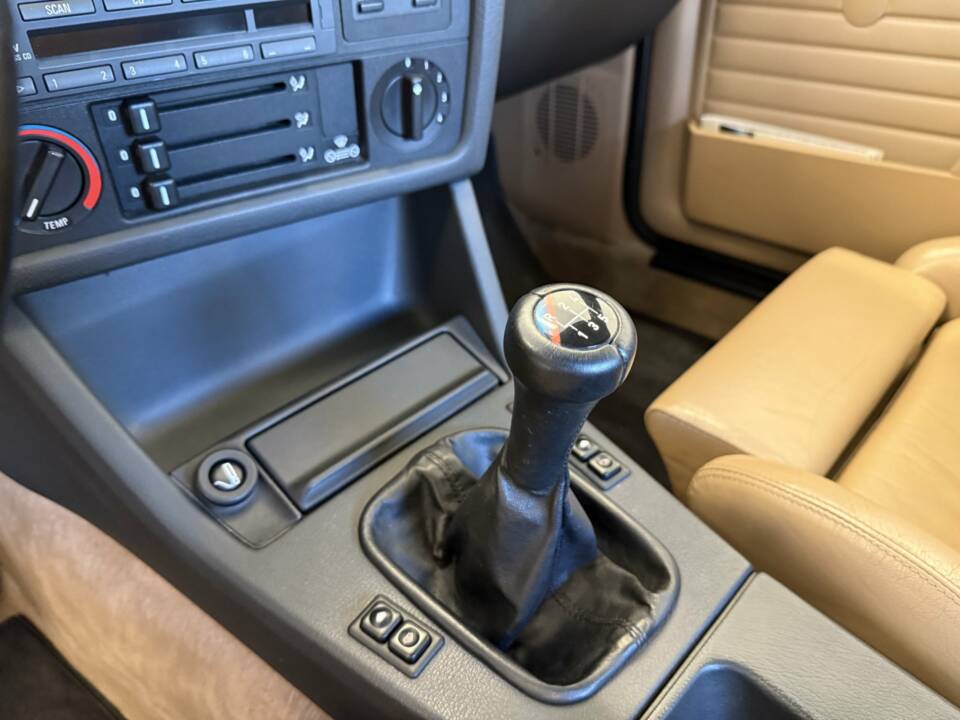 Image 15/17 of BMW M3 (1988)