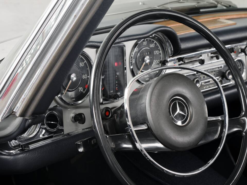 Image 46/50 de Mercedes-Benz 280 SL (1970)