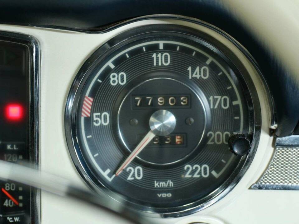 Image 18/50 of Mercedes-Benz 280 SL (1968)