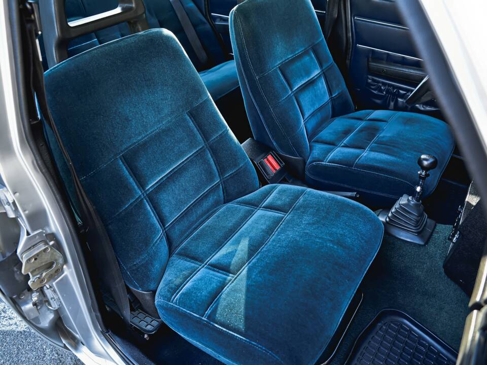 Image 17/38 de Volvo 244 DLS (1977)