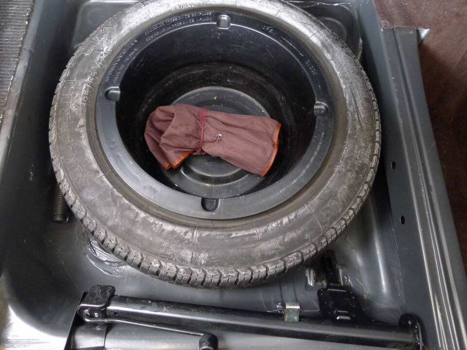 Image 6/33 of Mercedes-Benz 300 CE (1988)