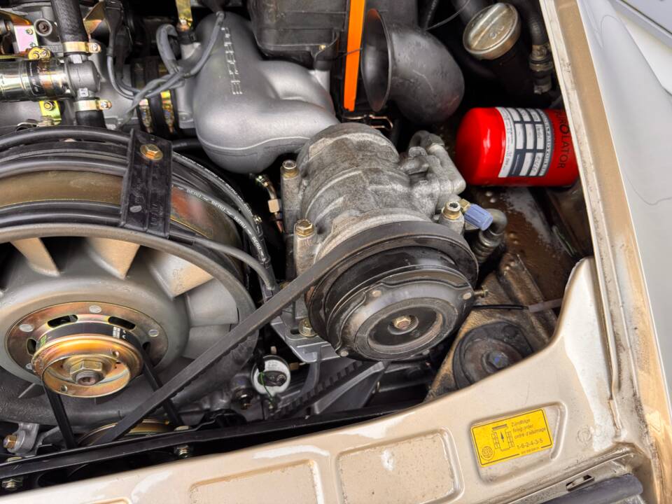 Image 68/88 of Porsche 911 Carrera 3.2 (1985)