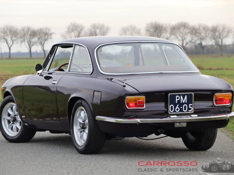 Image 2/40 of Alfa Romeo Giulia GT 1300 Junior (1972)