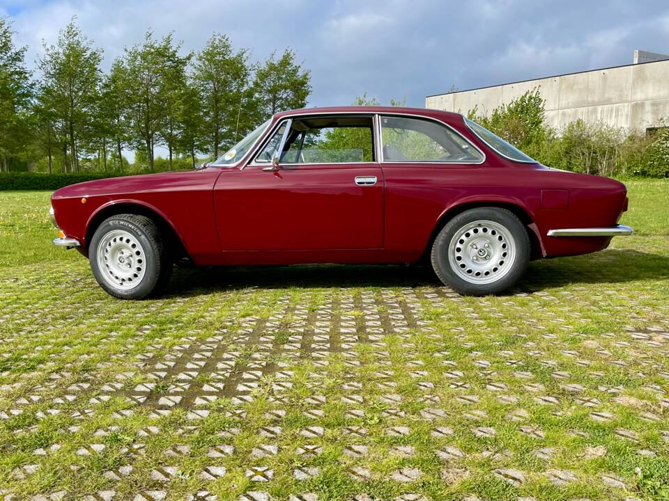 Immagine 11/37 di Alfa Romeo Giulia 1600 GT Junior (1974)