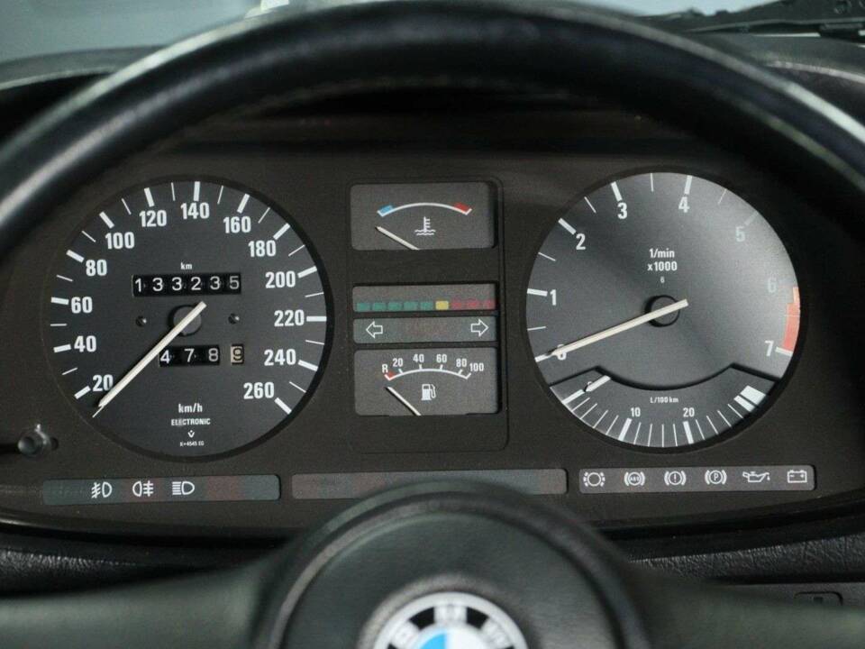 Immagine 13/30 di BMW 735i (1985)