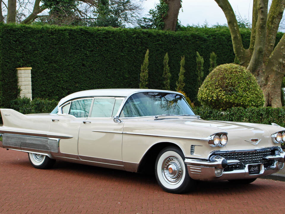 Image 2/29 of Cadillac 60 Special Fleetwood (1958)