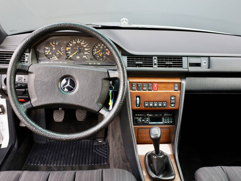 Immagine 7/18 di Mercedes-Benz 200 TE (1989)