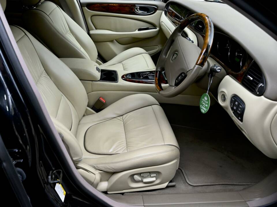 Image 23/50 of Jaguar XJ 8 4.2 (2006)