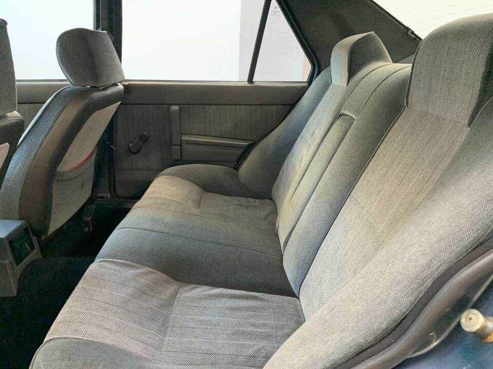 Image 18/30 of Alfa Romeo 75 1.6 (1989)