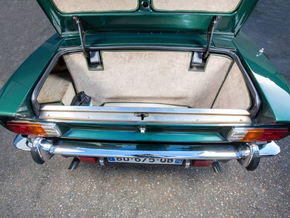 Image 18/20 of Aston Martin V8 (1981)