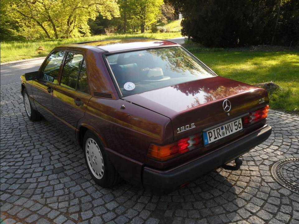 Image 25/137 of Mercedes-Benz 190 E 1.8 Avantgarde &quot;Rosso&quot; (1992)