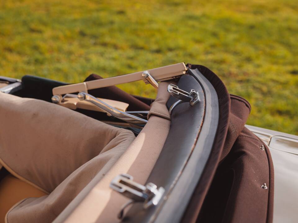 Image 60/99 of Aston Martin DB 6 Volante (1968)