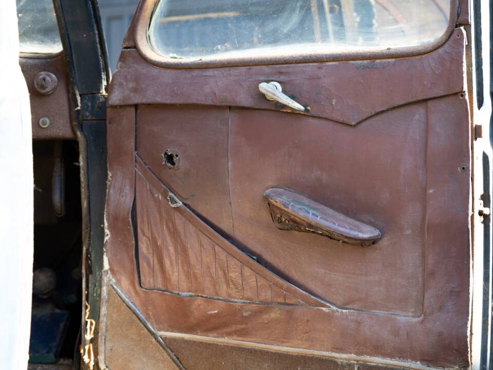 Image 64/134 of Ford V8 (1937)