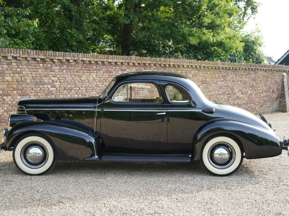 Image 11/50 of Oldsmobile F-Series Business Coupe (1938)