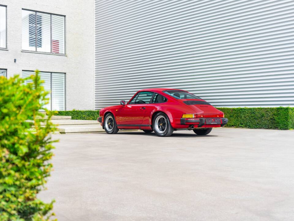 Image 14/33 of Porsche 911 Carrera 3.2 (1988)