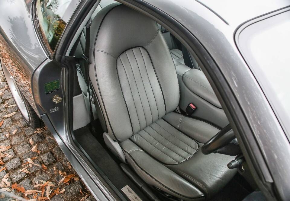 Image 19/34 of Aston Martin DB 7 (1999)