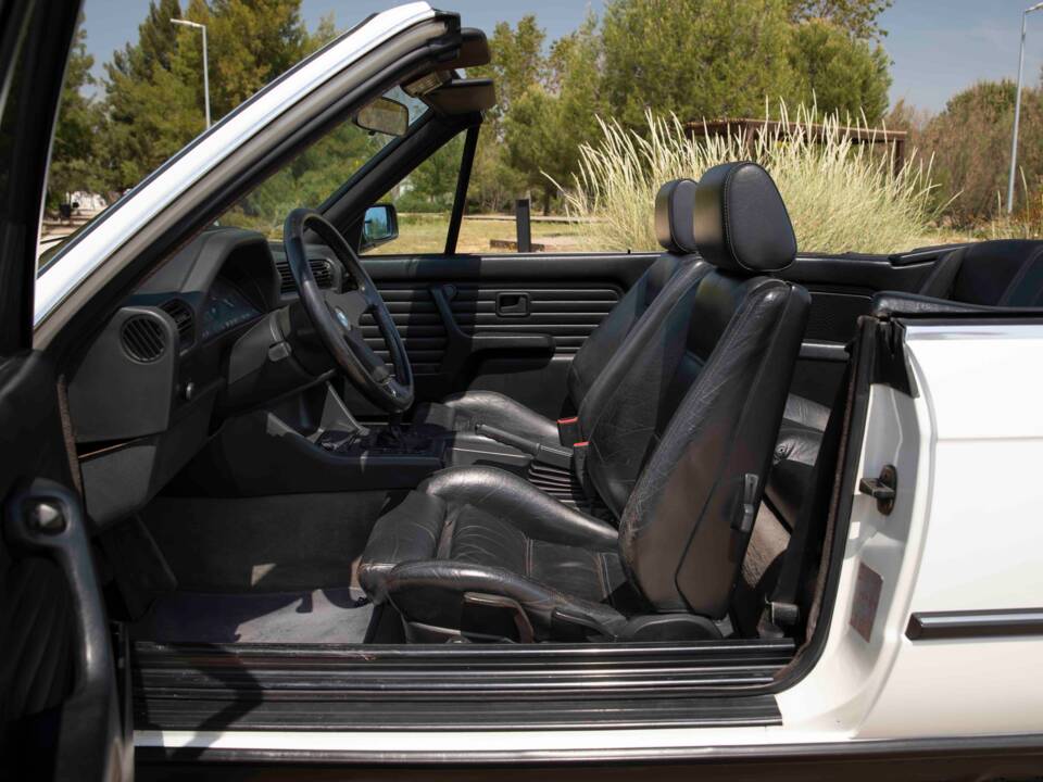 Image 48/70 of BMW 320i (1990)