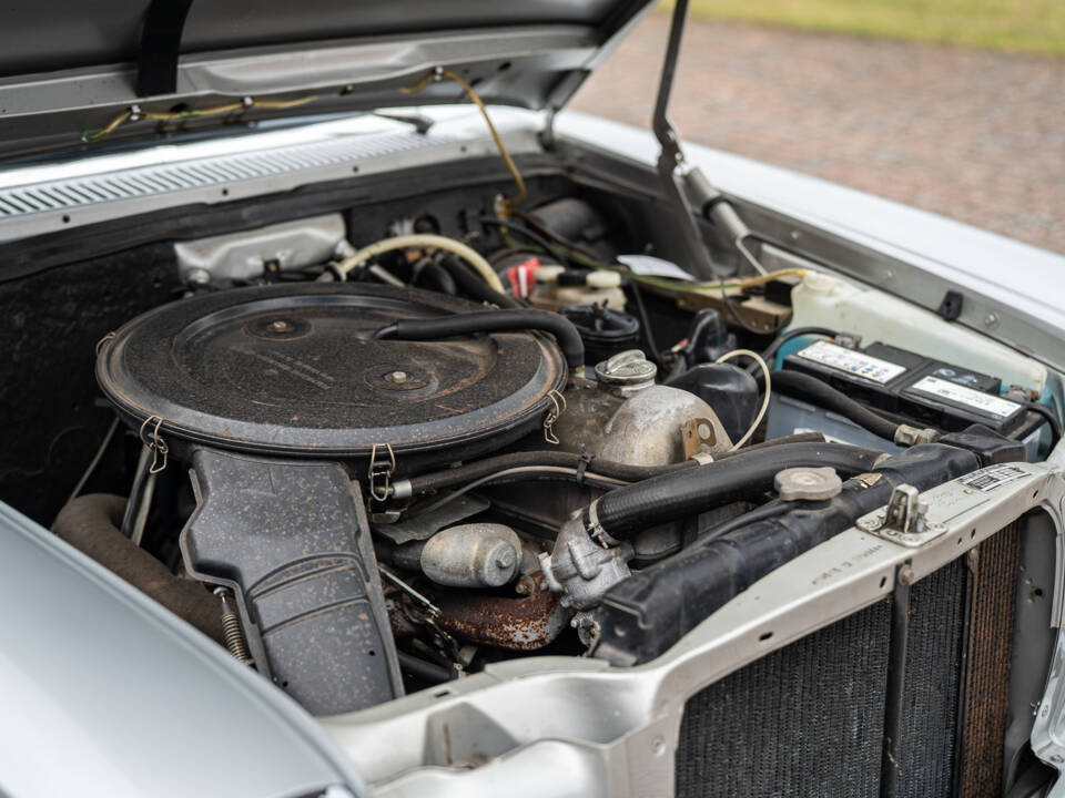 Image 9/63 of Mercedes-Benz 230&#x2F;6 (1974)
