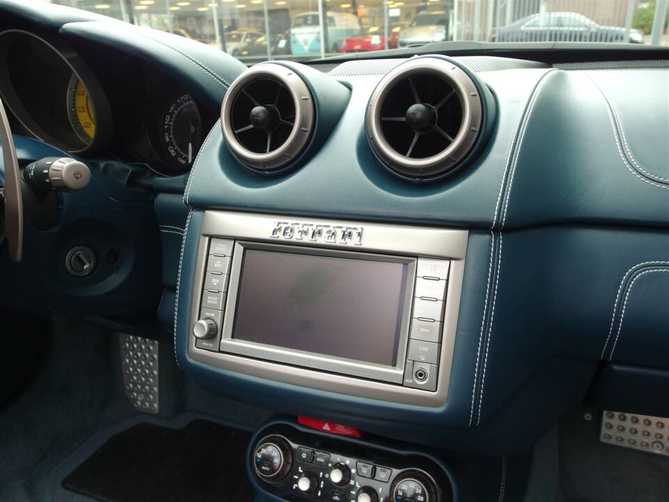 Image 25/49 of Ferrari California (2010)