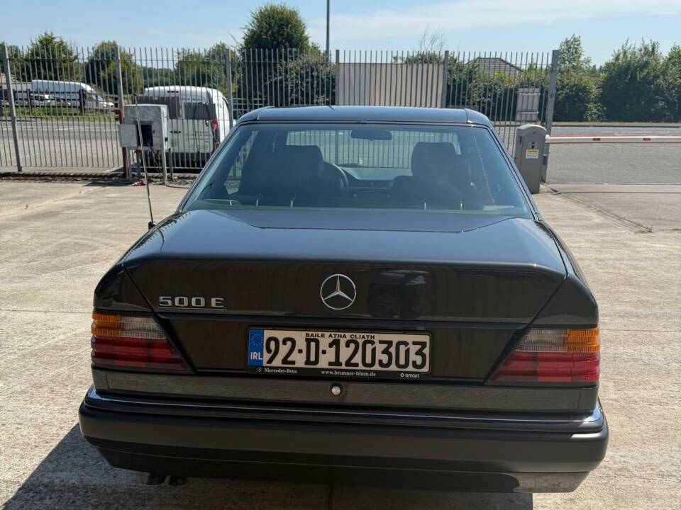 Image 23/23 of Mercedes-Benz 500 E (1992)
