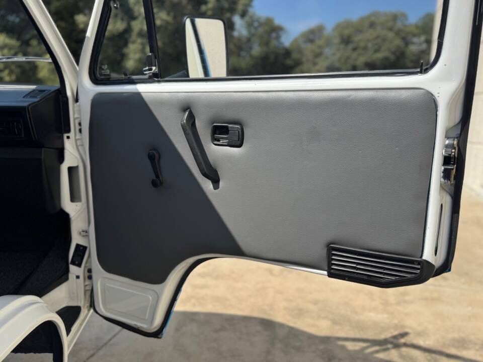 Bild 17/37 von Volkswagen T3 Caravelle 1.9 (1989)