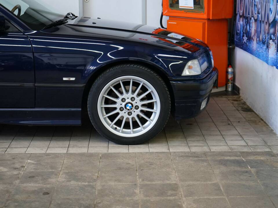Image 34/36 of BMW 318i (1999)