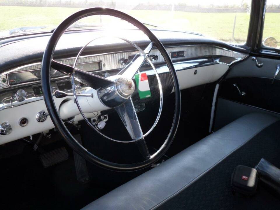 Image 5/9 of Buick Riviera Sedan (1956)