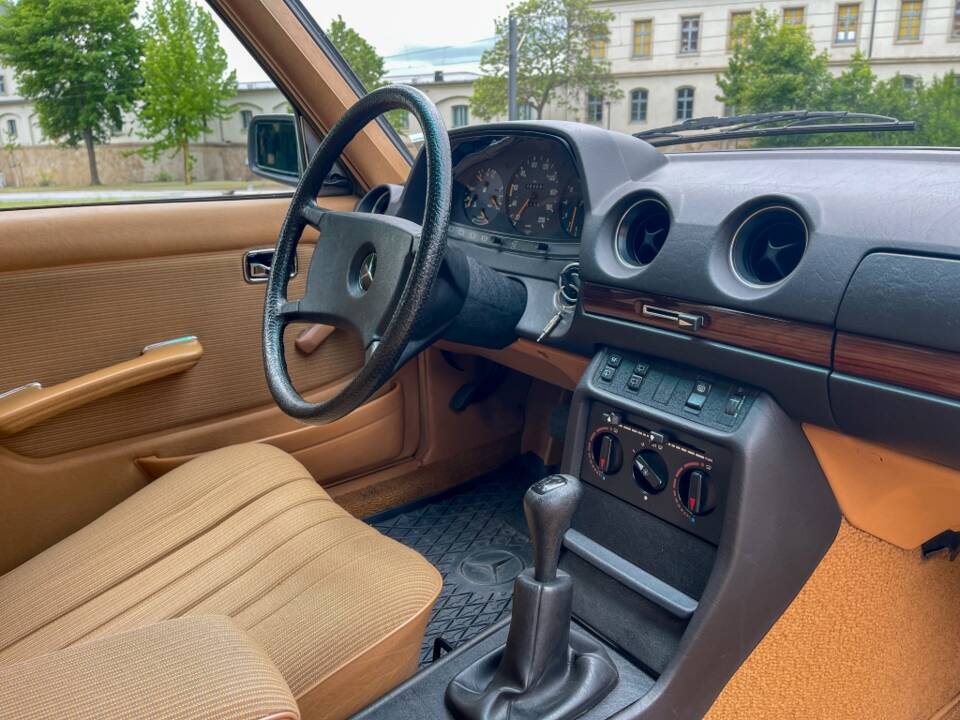 Image 23/34 of Mercedes-Benz 200 T (1983)