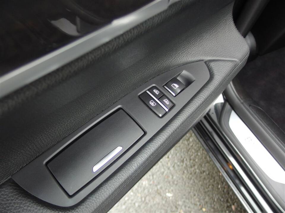 Image 79/98 of BMW 750i (2009)