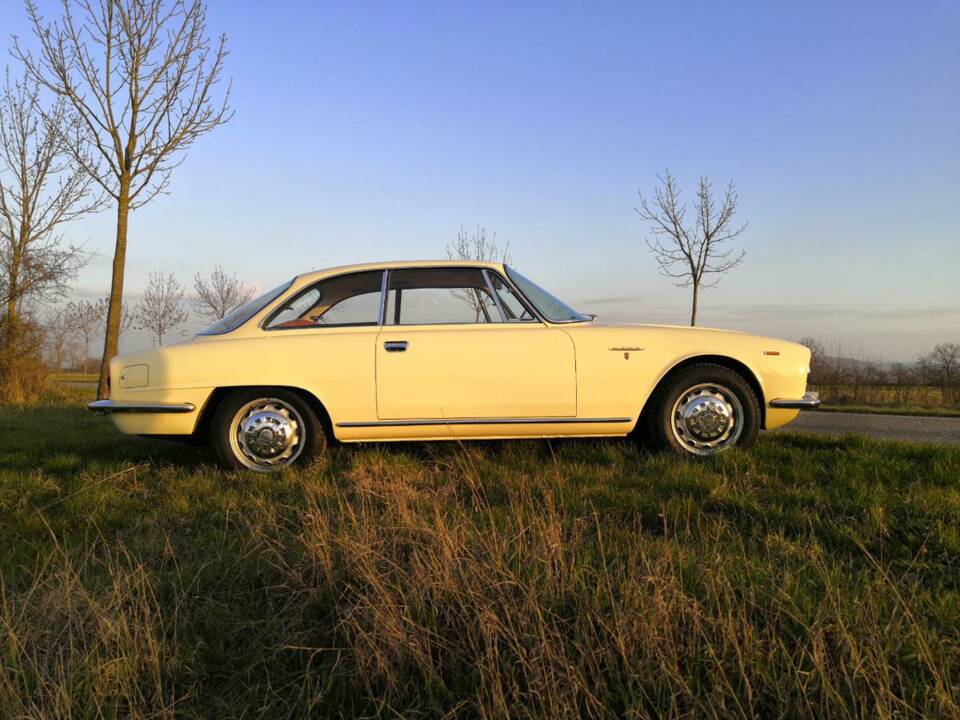 Image 2/29 of Alfa Romeo 2600 Sprint (1966)